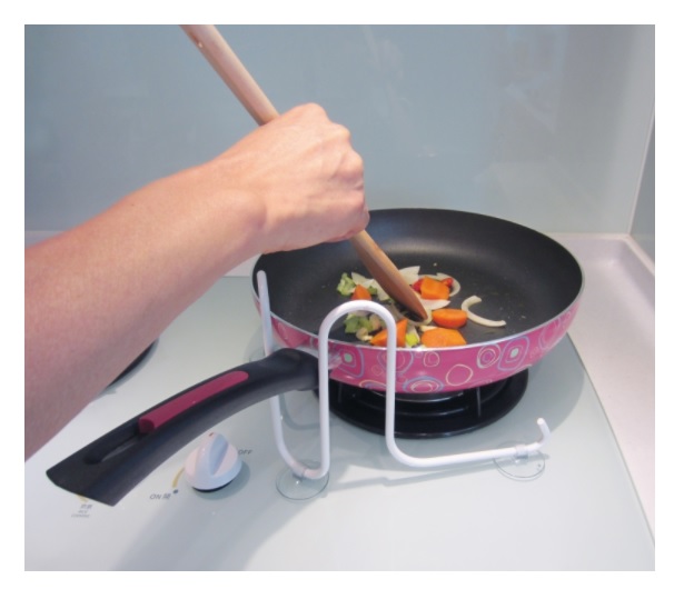Akcesoria kuchenne dla osób niepełnosprawnych PDS CARE Ochrona na patelnię i rondel - trzymak