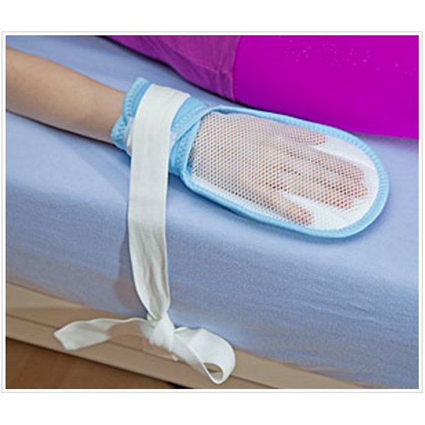 Влажные полотенца для лежачих купить. Защитная перчатка для пациента Salvacel. Варежка для лежачих больных. Фиксирующие рукавицы для лежачих больных. Фиксирующие перчатки для лежачих больных.