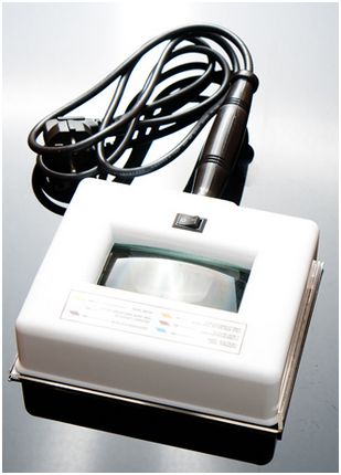 Lampy Wooda B/D Lampa Wooda ze szkłem powiększającym