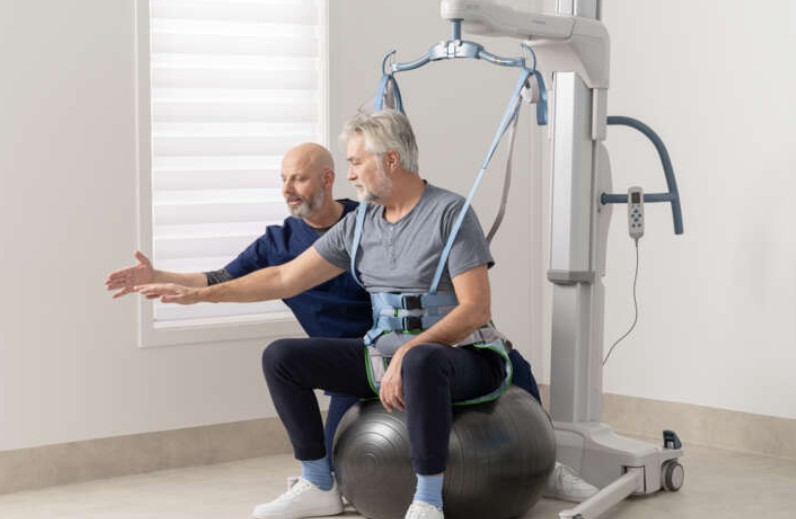 Podnośniki transportowo - kąpielowe jezdne Arjo Maxi Move 5